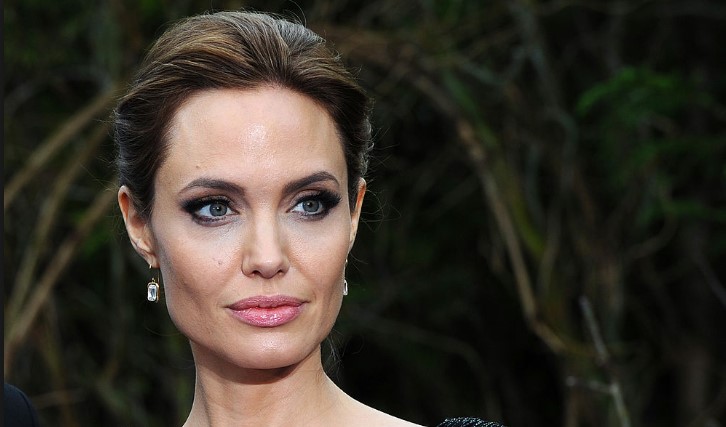 Холивудската актриса Анджелина Джоли намекна че обмисля в бъдеще да