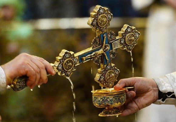 Осветената вода е светиня за целия православен свят Всеки вярващ
