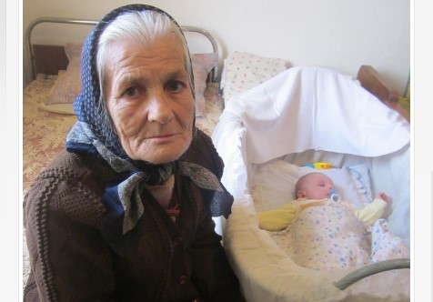 Баба Недка от Раданово е прегърбена от работа дребна женичка