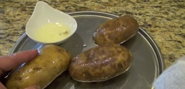 Тази рецепта за печени картофи е толкова вкусна и лесна