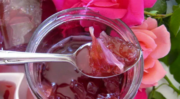 Много хора използват сироп от розови листа като съставка в