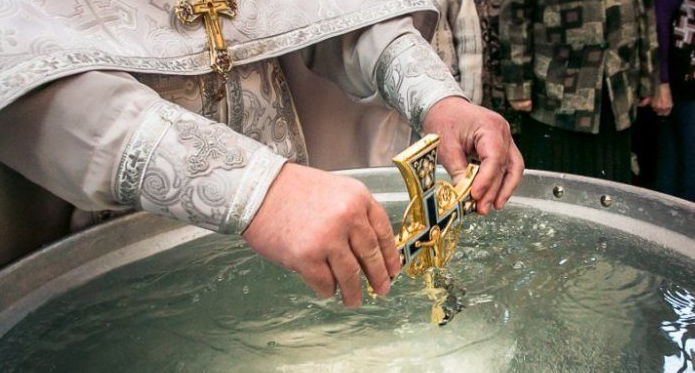 Осветената вода е светиня за целия православен свят Всеки вярващ