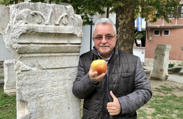Пловдивски фермер продава златна ябълка“ за 95 000 евро. Уникалният