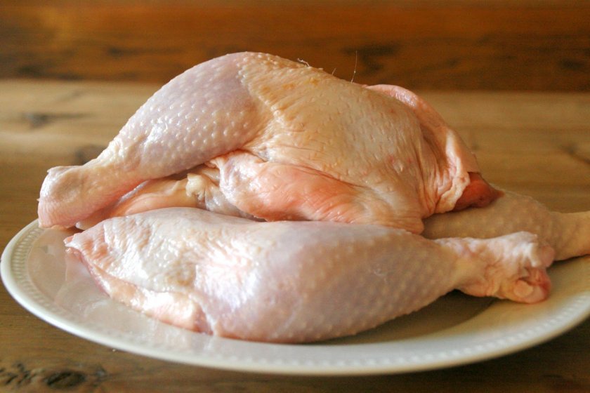 Вносът на заразено със салмонела полско пилешко месо е продълж​ил