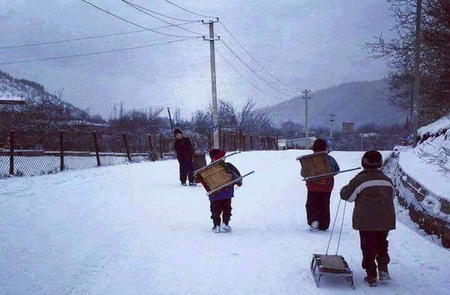 Бащите ни от изринатия сняг ни правеха пързалка.Трупаха снега и
