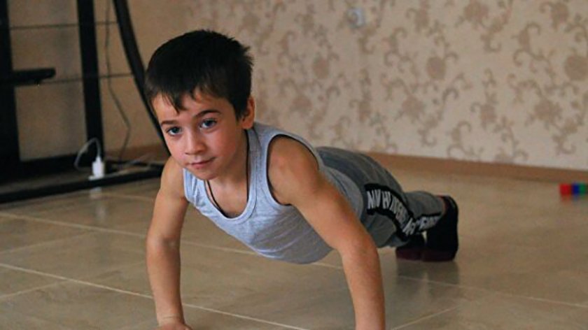Петгодишният Рахим Куриев постави нов световен рекорд Чеченският Шварценегер тренира