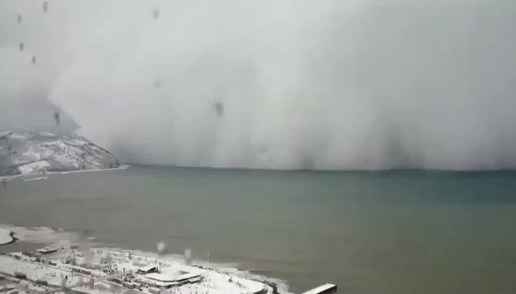 Моментът, в който снежна буря удря бреговете на Черно море в Турция беше уловен от камерата