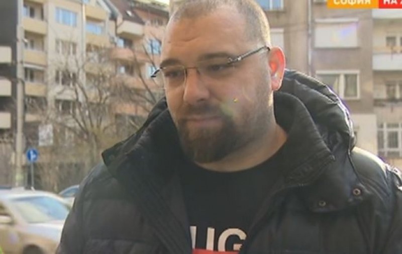 60 годишен мъж припада на улицата близо до медицински център Лекарят