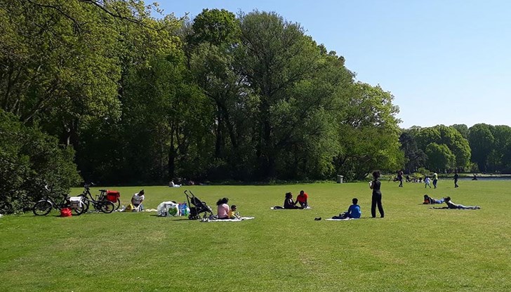 Неделя, пролетно слънце, пролетни градуси  Парк в Хага. Пълен с хора, буквално