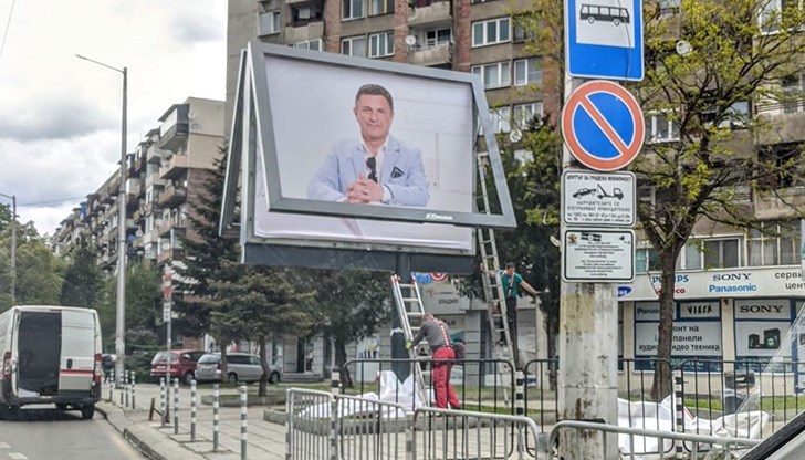 Ликът на Милен Цветков се появи на билбордове из цяла София. Поводът е