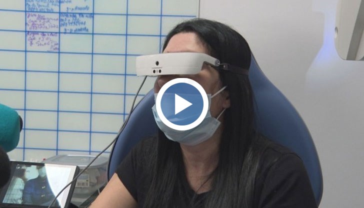 Благодарение на високотехнологични очила жена с почти напълно загубено зрение може да чете