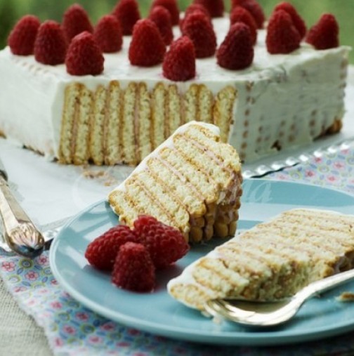 Бисквитената торта е любима на малки и големи. Днес ви предлагаме да