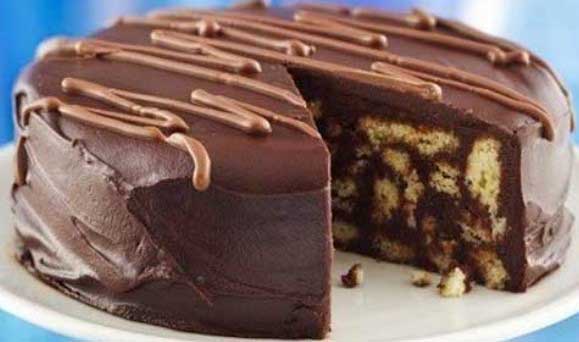 Шоколадовата торта гарнирана с бисквити е любим десерт Сладкото е