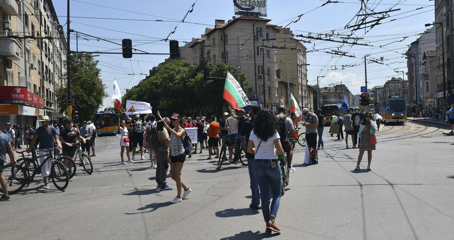 Десетки протестиращи блокираха кръстовището на бул Фритьоф Нансен и България