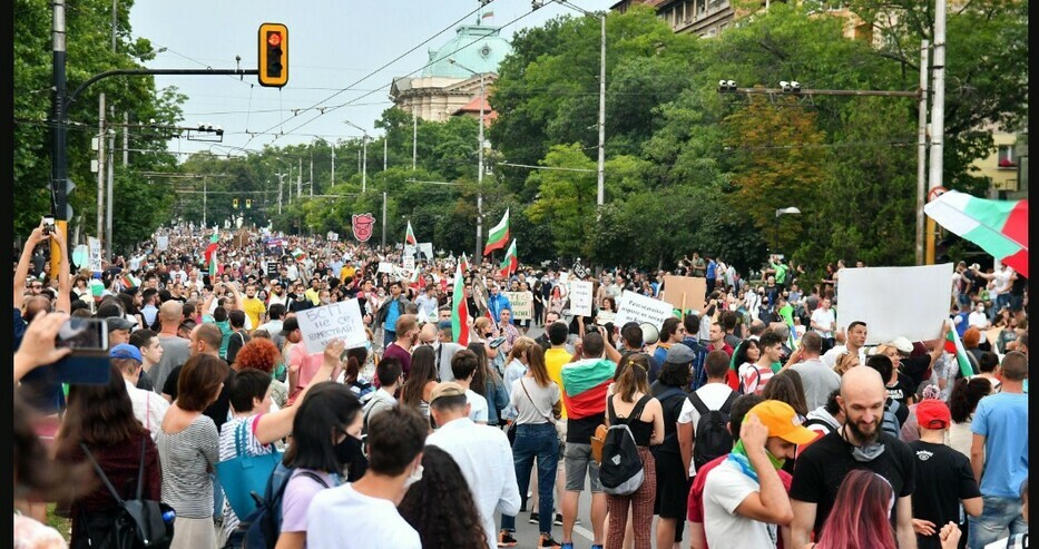 Дясноцентристкото правителство на България оцеля срещу вот на недоверие във