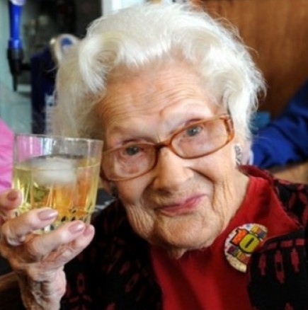 Британката Дороти Хоув отпразнува своя 100 рожден ден и въпреки че пуши