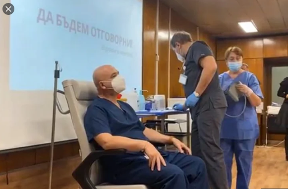 Публичното ваксиниране с Пфайзер“, което направиха здравният министър Костадин Ангелов