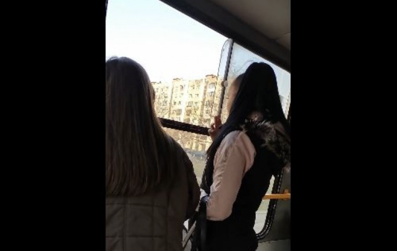 Млада девойка бе заснета да пуши в градския транспорт в