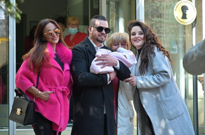 Певицата Глория посрещна дъщеря си и новороденото ѝ внуче, което