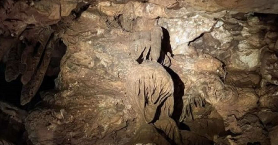 Дева Мария се яви в българска пещера Божията майка стои величествено