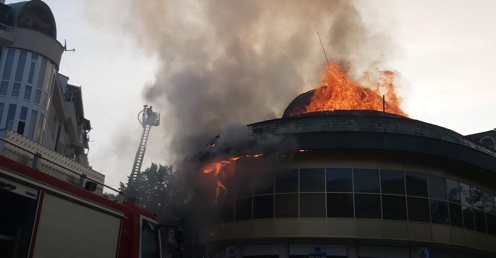 Голям пожар гори в центъра на Благоевград. На място са екипи