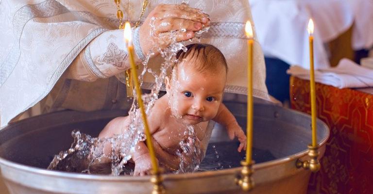 Светото кръщение е свещен ритуал, който вярващите практикуват от самото