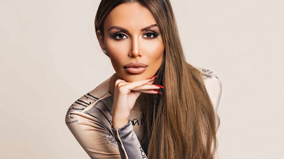 Скандалната плеймейтка Моника Валериева втрещи с вулгарно поведение навръх Нова