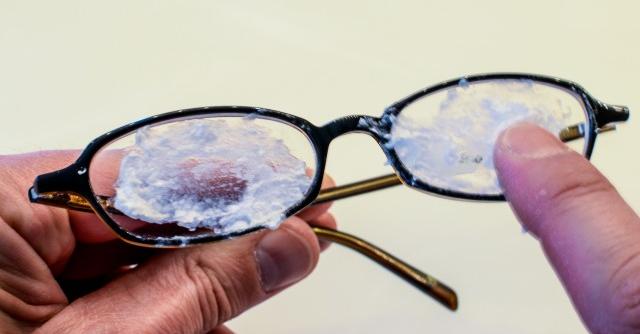 Знаете ли какво най-много притеснява хората с очилата? Драскотините по