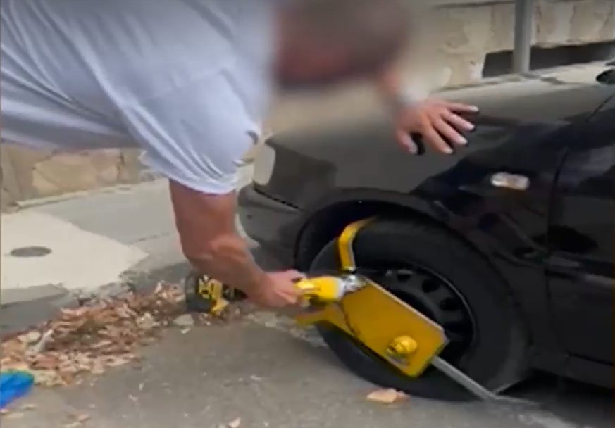 Клип с демонстративно премахване на скоби от автомобил във Враца