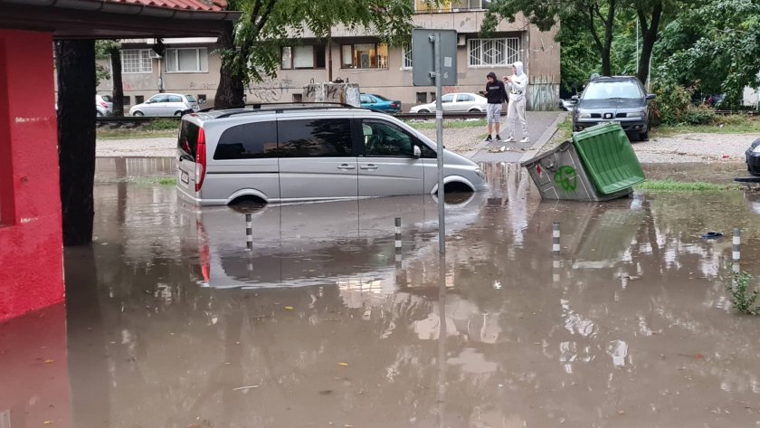 Невиждан порой превърна София в блато Силният дъжд придружен с