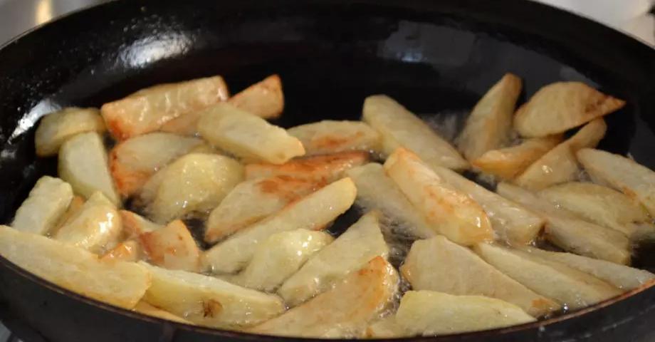 Пържените картофи са вкусно и бързо ястие което всички обичат