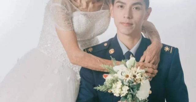 Когато сватбената снимка на 85-годишната баба Танг в бяла рокля