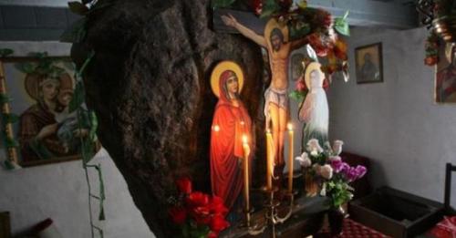 Малката черква Св. Георги Победоносец до Горни Богров, Софийско, пази
