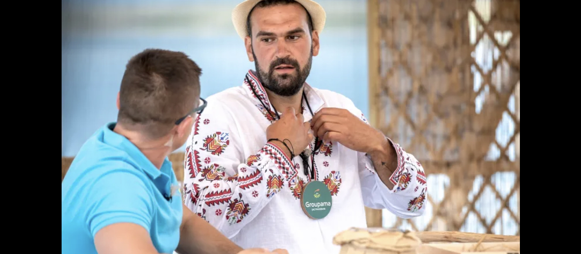 Участникът се радва на семейно щастие с хубавата дама По