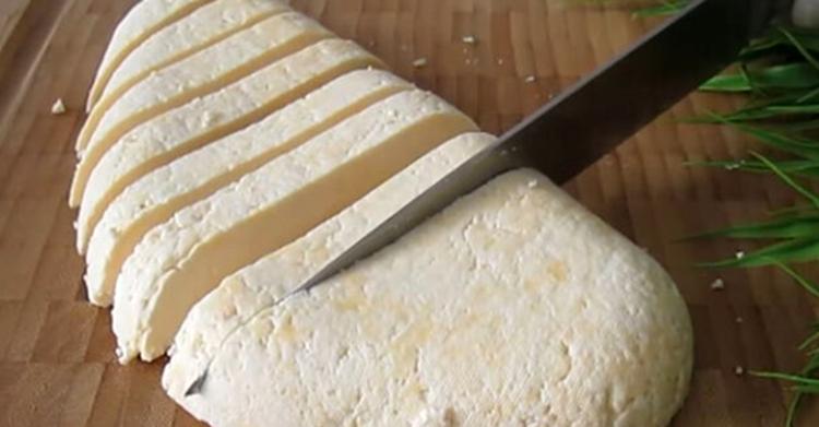 Рецепта за сирене с кисело мляко и яйца ви представяме