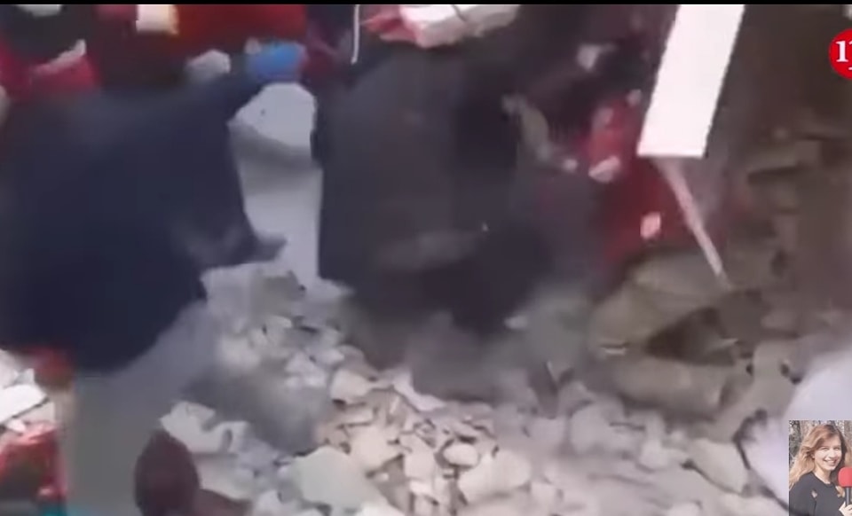 Петел следи какво се случва в Турция  Сграда се срути върху