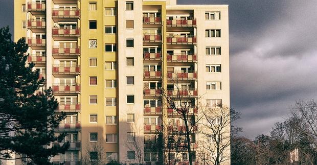 Живея в един от големите квартали на София… Блокът ни е