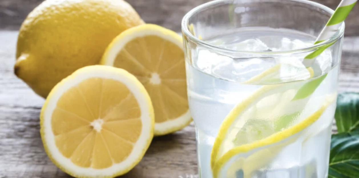 Много хора вярват че пиенето на чаша вода с лимон