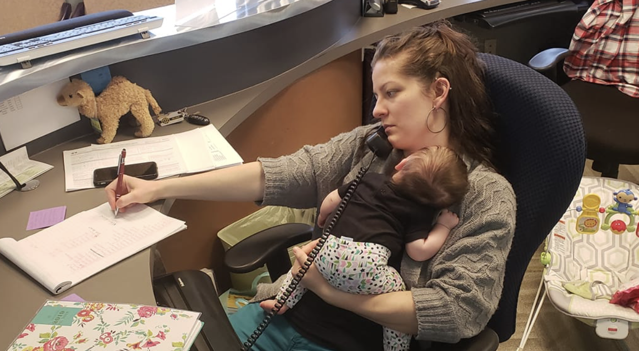 Една майка избра да заведе бебето си в офиса един