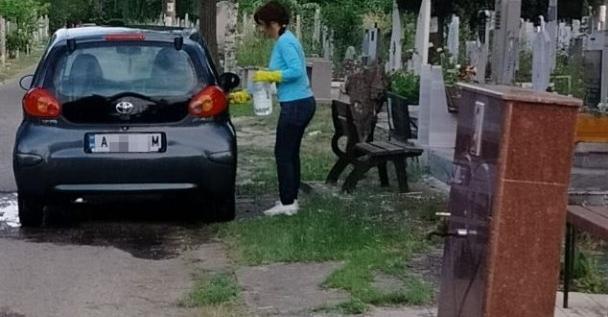 Жена е заснета да мие колата си в гробищен парк.