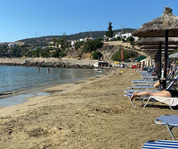 Българин качи снимки на менюто от плаж в Гърция всички