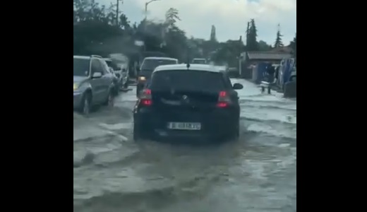 Обилен дъжд и ситна градушка удариха Варна преди около час
