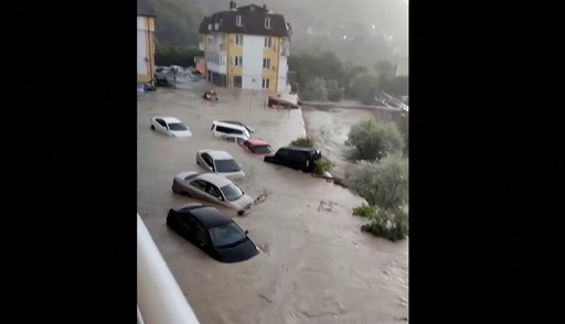 Придошлите води отнесоха десетки автомобили Поройни дъждове и буреносни ветрове