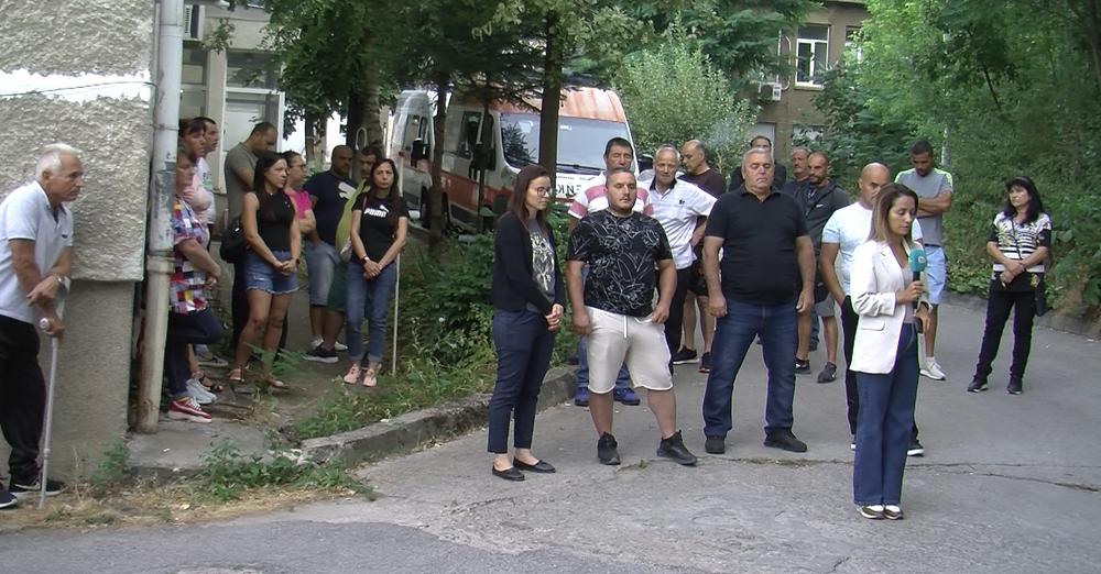 Близки и роднини на пострадалата Джумиле Чолакова от гърменското село