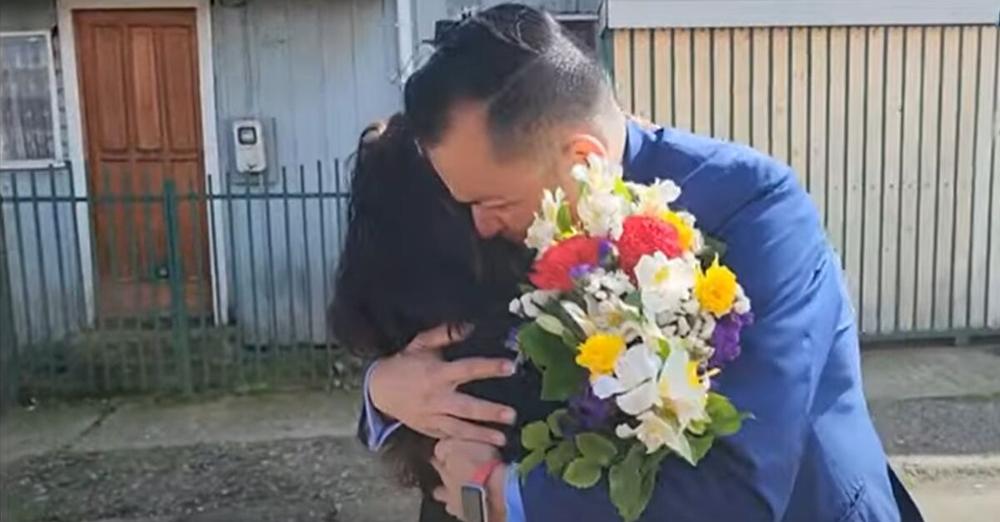 42 годишен мъж прегърна биологичната си майка за първи път след