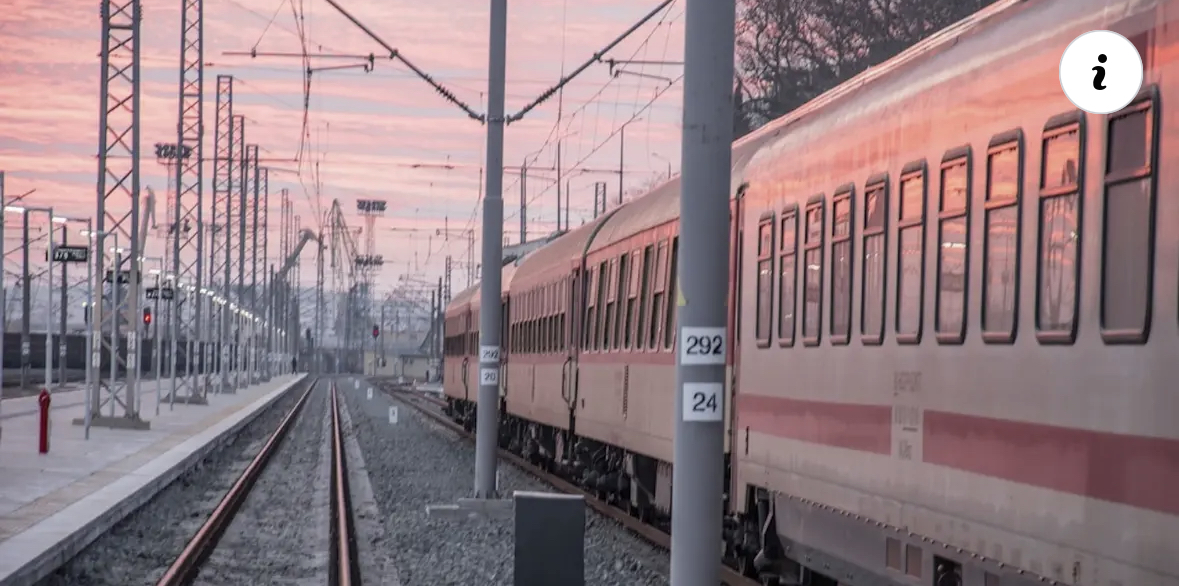 Бързият влак от София за Варна удари кола неправомерно пресичаща железопътен