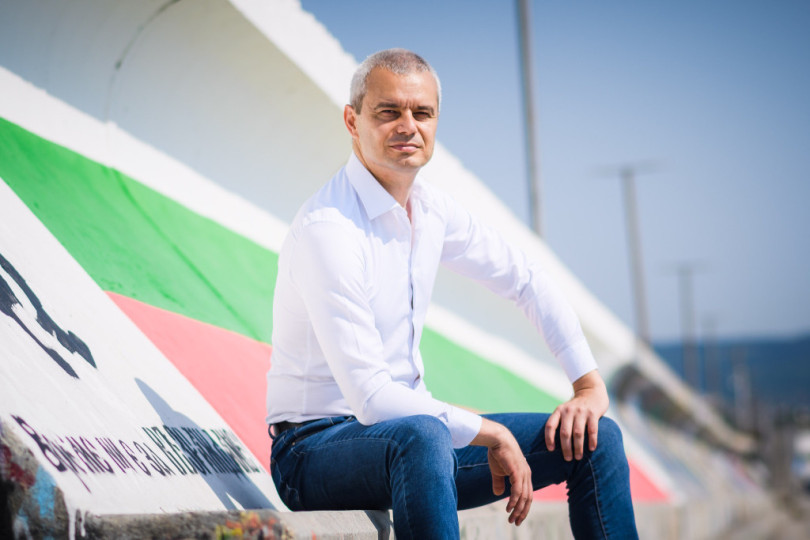 Костадин Костадинов е подал ръка на една от ветеранките в