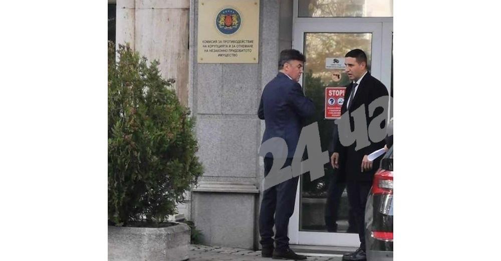 Вече час шефът на БФС Борислав Михайлов е на разпит 
