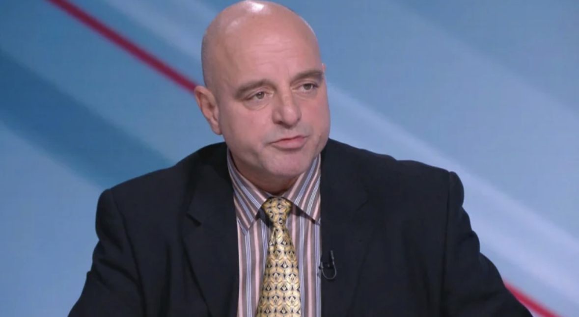 Точно три седмици след като бе задържан за нанасяне на