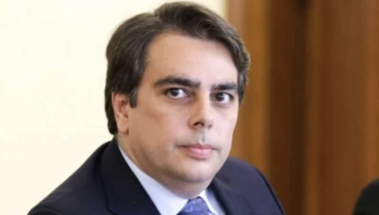 Финансовият министър Асен Василев предвижда осезаемо повишение на максималния осигурителен